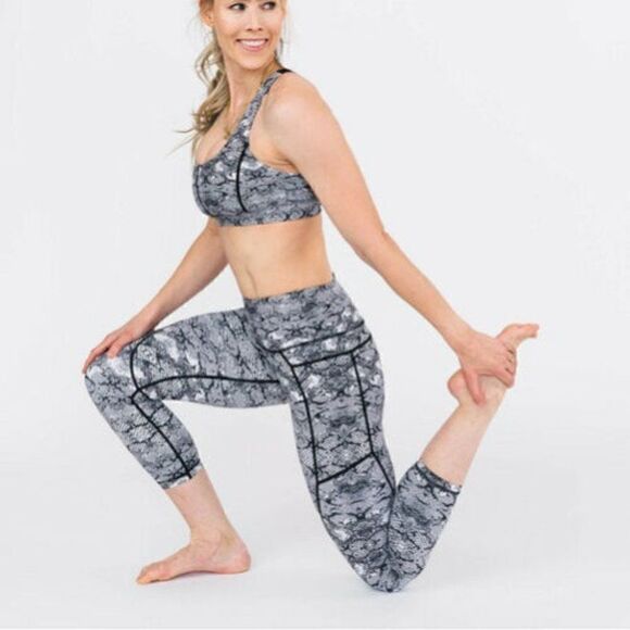 EUC Zyia Active Cobra Metallic Light n Tight Capri Legging Size 4 / Small - Picture 3 of 10